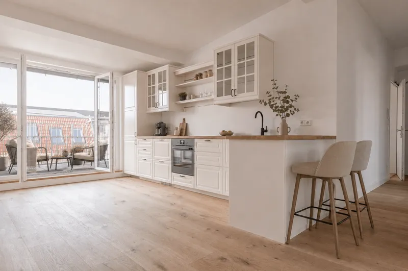 Erstbezug mit TERRASSE im Dachausbau – stilvolle 2-Zimmer-Wohnung mit AUFZUG in Prenzlauer Berg — photo 1